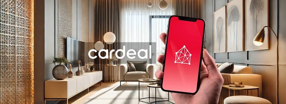 Banner da Cardeal: a marca sobre a foto de uma sala de estar, com um celular mostrando o logotipo do app